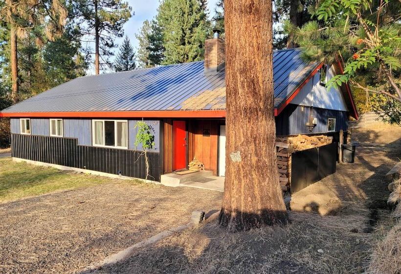 Updated Rustic Retreat Cabin: Walk To Payette Lake