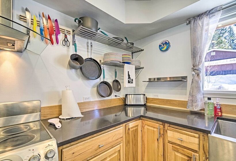 Updated Rustic Retreat Cabin: Walk To Payette Lake