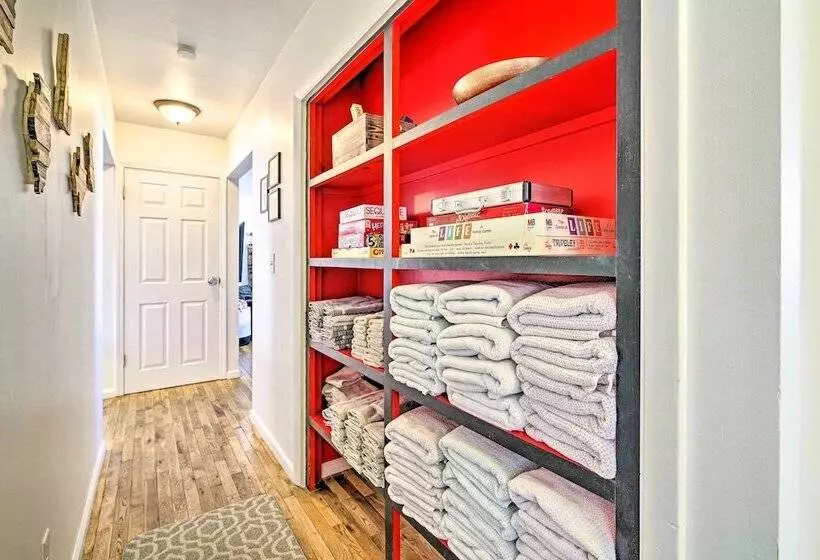 Updated Rustic Retreat Cabin: Walk To Payette Lake