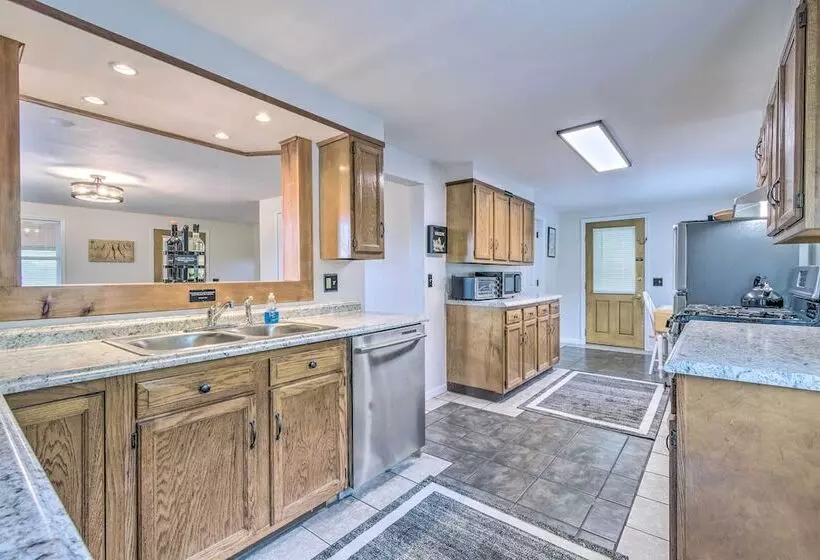 Watkins Glen Lakeview Cottage W/ Waterfall!