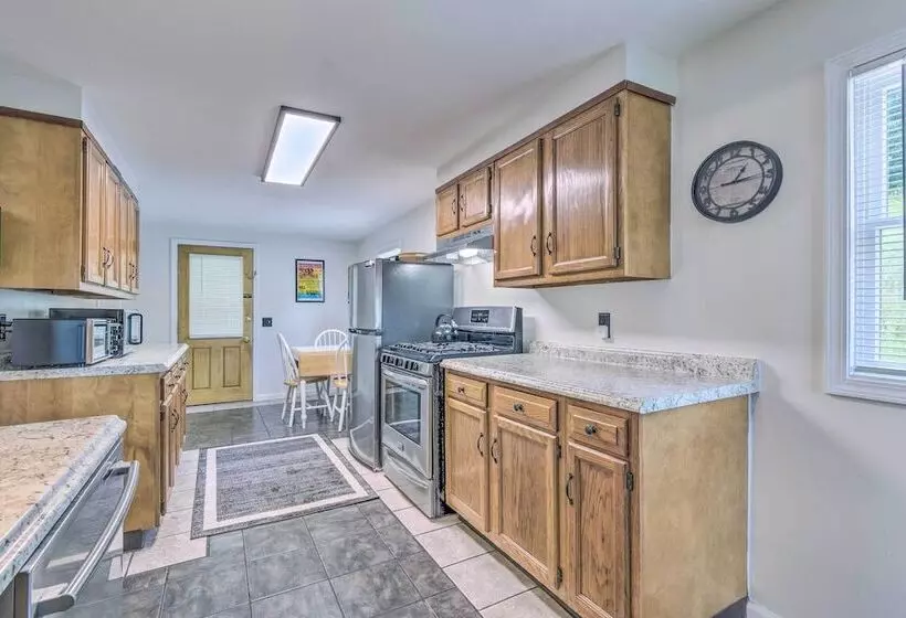 Watkins Glen Lakeview Cottage W/ Waterfall!