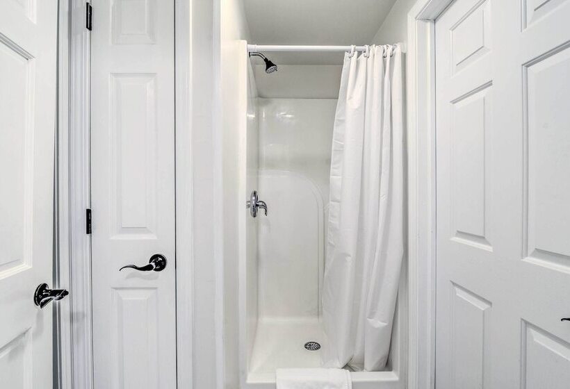 Watkins Glen Lakeview Cottage W/ Waterfall!