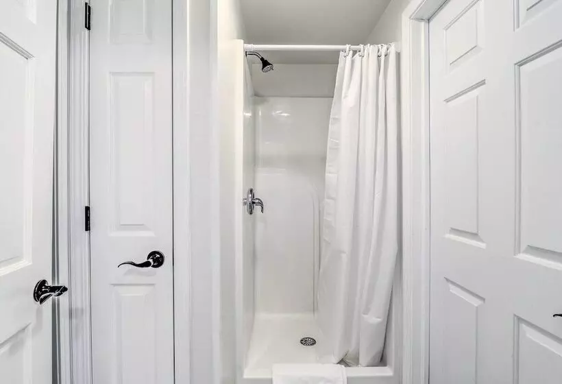 Watkins Glen Lakeview Cottage W/ Waterfall!