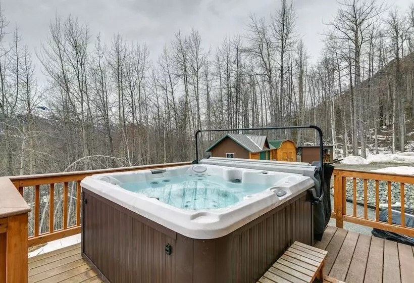 Alaskan Mountain Gem With Private Hot Tub & Gym!