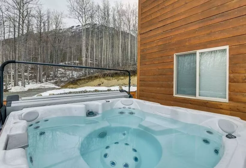 Alaskan Mountain Gem With Private Hot Tub & Gym!