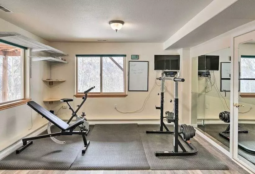 Alaskan Mountain Gem With Private Hot Tub & Gym!