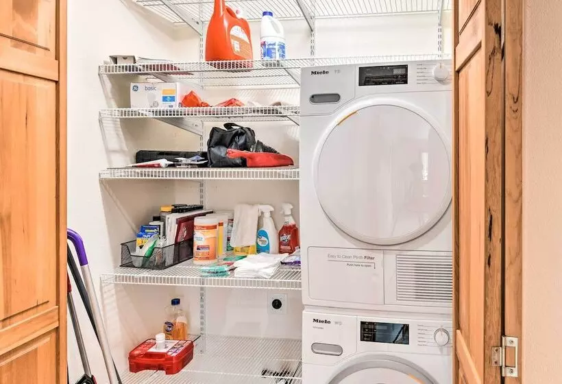 Alaskan Mountain Gem With Private Hot Tub & Gym!