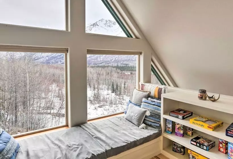 Alaskan Mountain Gem With Private Hot Tub & Gym!