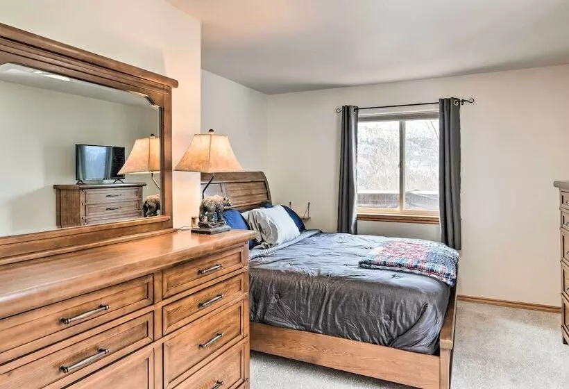 Alaskan Mountain Gem With Private Hot Tub & Gym!