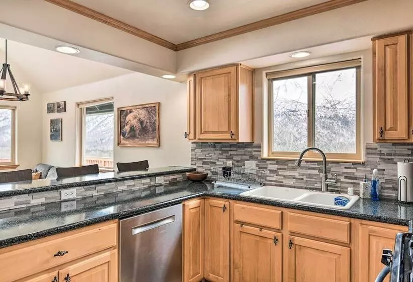 Alaskan Mountain Gem With Private Hot Tub & Gym!