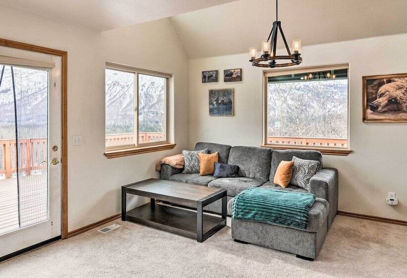 Alaskan Mountain Gem With Private Hot Tub & Gym!