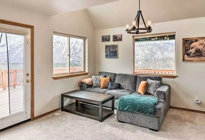 Alaskan Mountain Gem With Private Hot Tub & Gym!