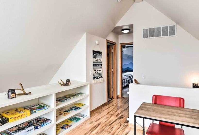 Alaskan Mountain Gem With Private Hot Tub & Gym!