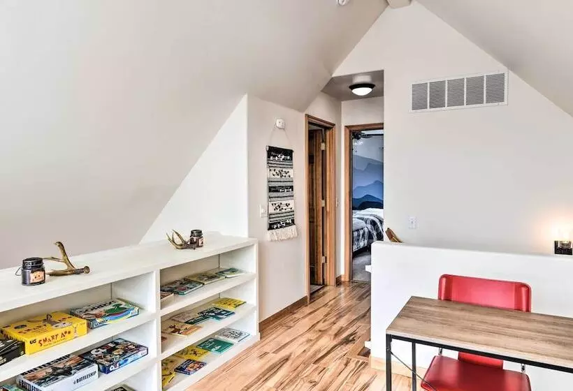 Alaskan Mountain Gem With Private Hot Tub & Gym!