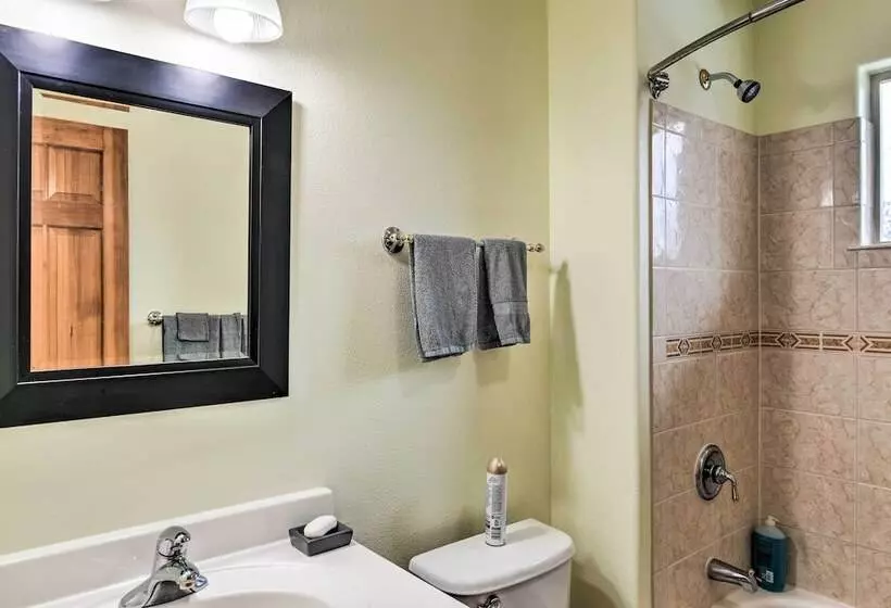 Alaskan Mountain Gem With Private Hot Tub & Gym!