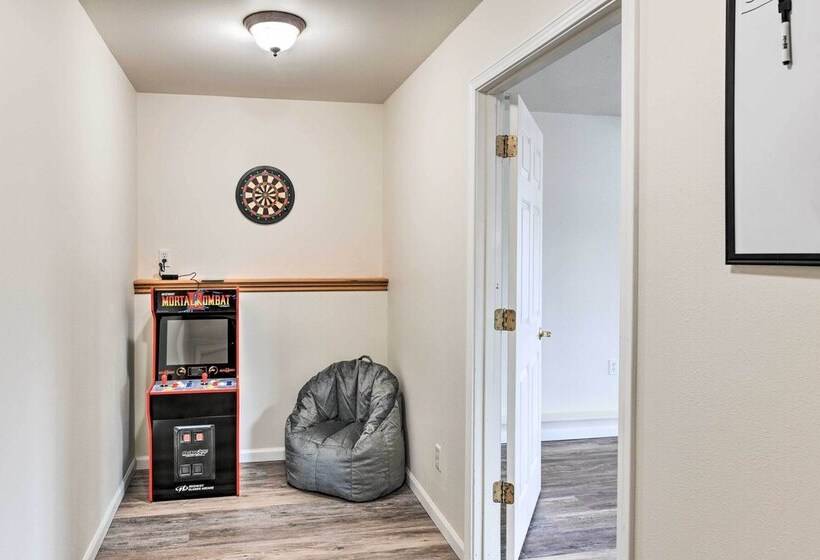 Alaskan Mountain Gem With Private Hot Tub & Gym!