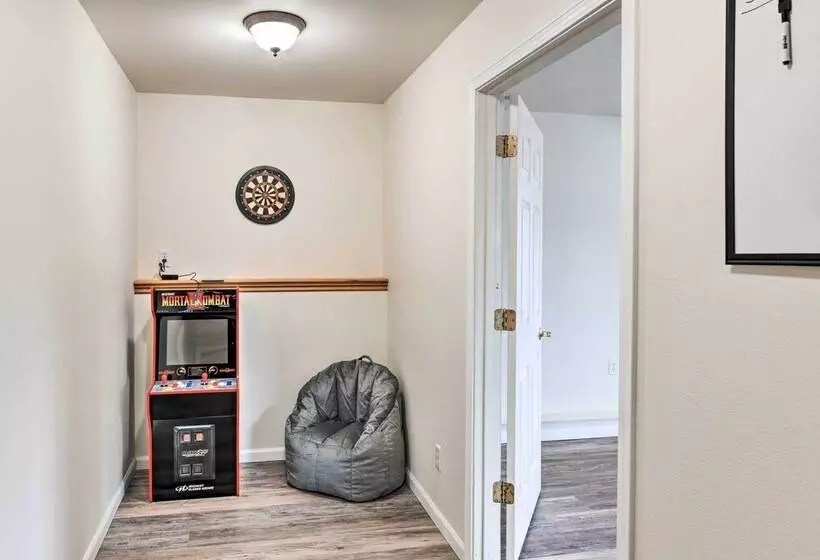 Alaskan Mountain Gem With Private Hot Tub & Gym!