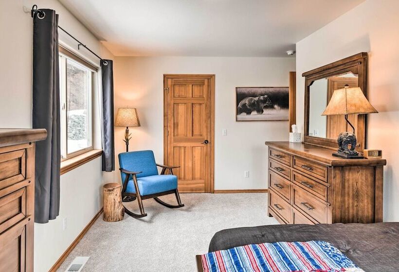 Alaskan Mountain Gem With Private Hot Tub & Gym!