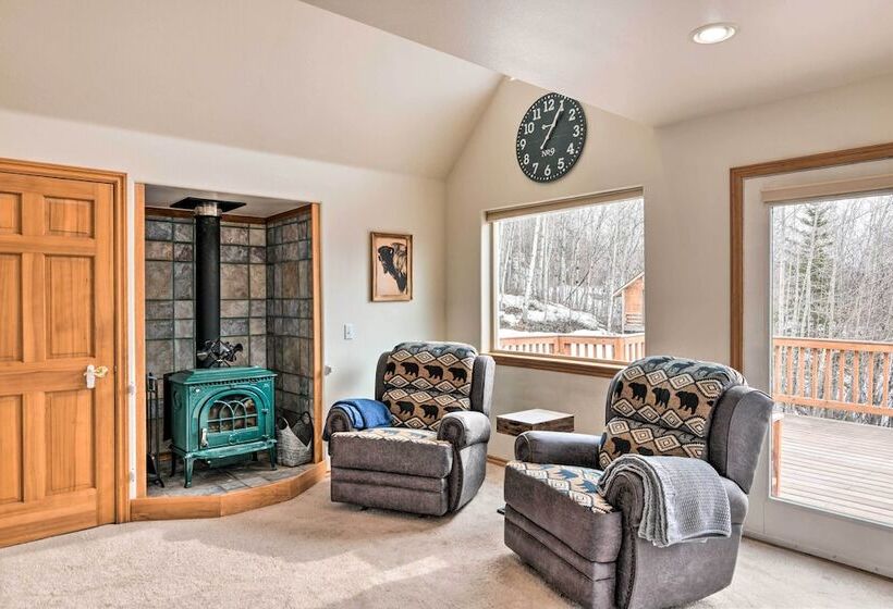 Alaskan Mountain Gem With Private Hot Tub & Gym!