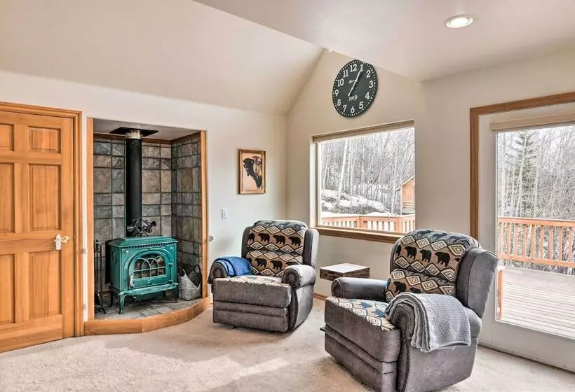 Alaskan Mountain Gem With Private Hot Tub & Gym!