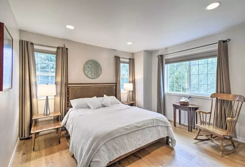 Central 4 Acre Cottage W/ Deck: Walk To Bay!