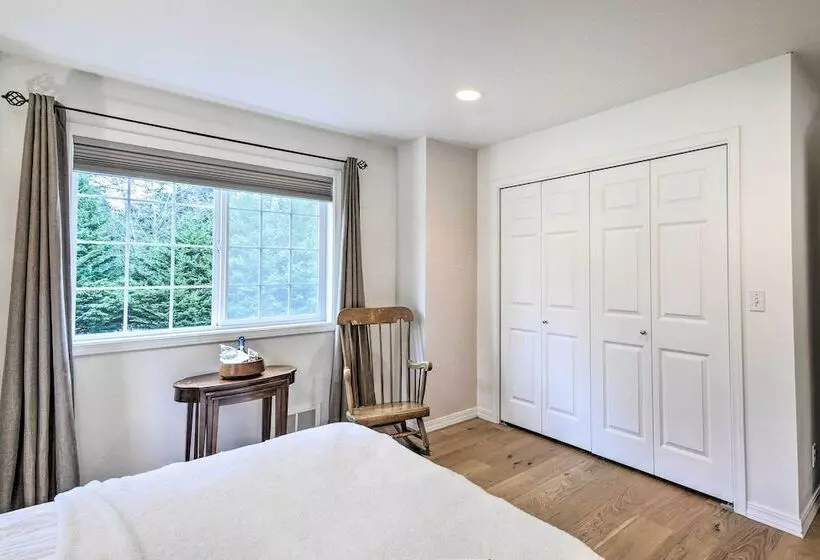 Central 4 Acre Cottage W/ Deck: Walk To Bay!