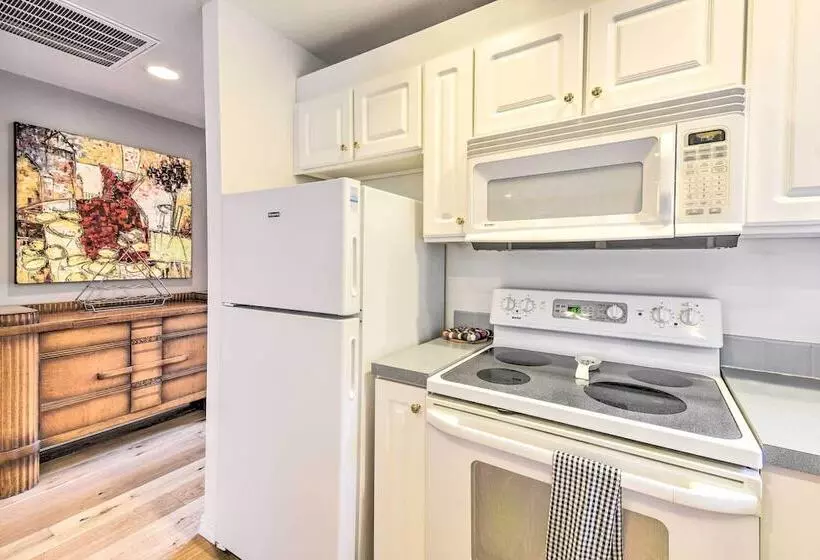 Central 4 Acre Cottage W/ Deck: Walk To Bay!