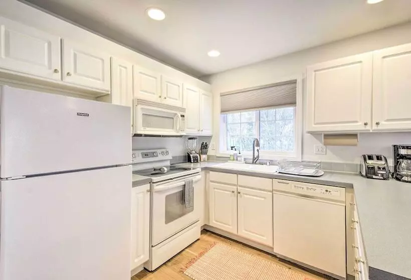 Central 4 Acre Cottage W/ Deck: Walk To Bay!