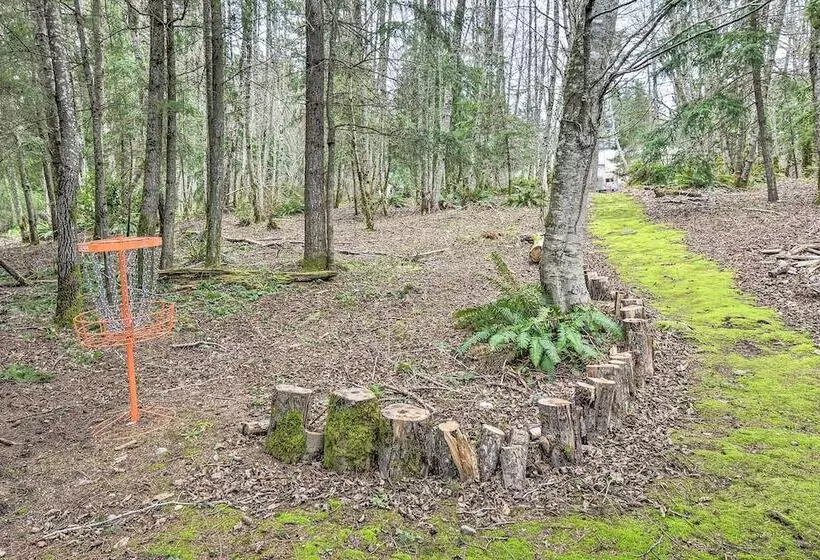 Central 4 Acre Cottage W/ Deck: Walk To Bay!