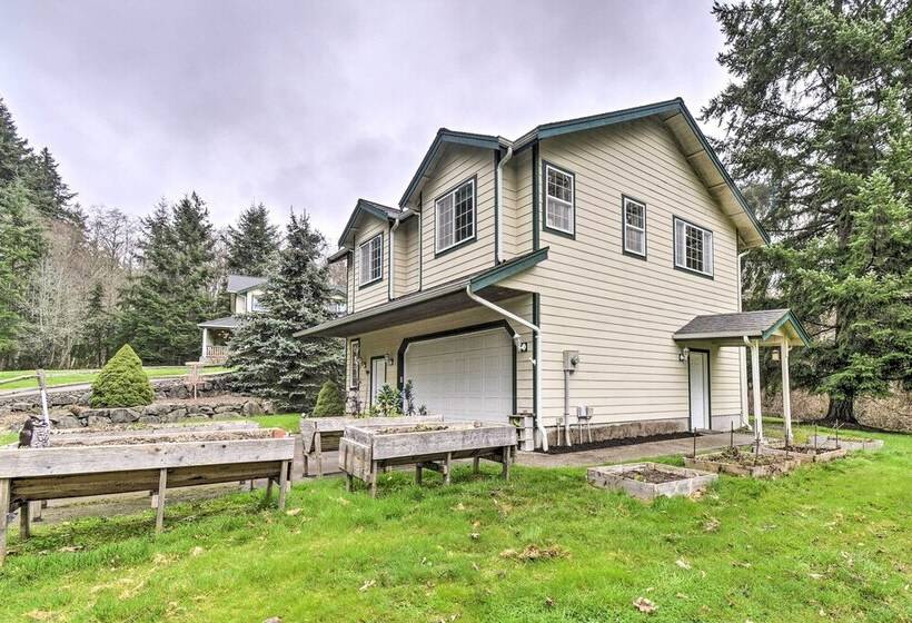 Central 4 Acre Cottage W/ Deck: Walk To Bay!