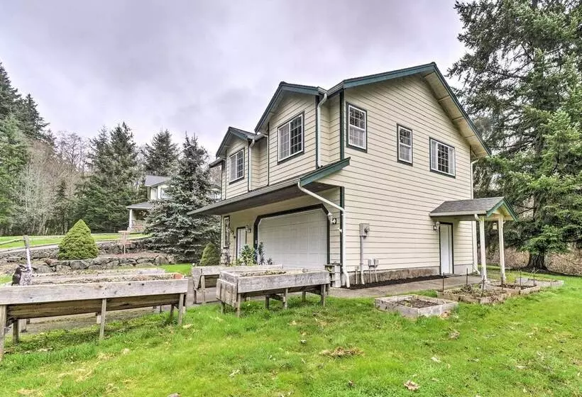 Central 4 Acre Cottage W/ Deck: Walk To Bay!