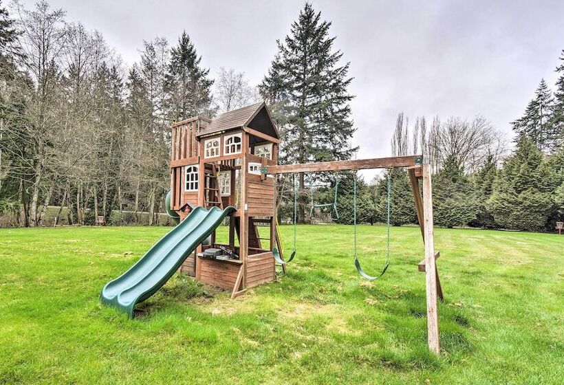 Central 4 Acre Cottage W/ Deck: Walk To Bay!