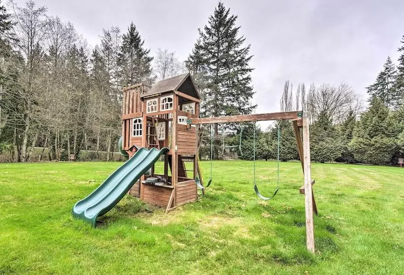 Central 4 Acre Cottage W/ Deck: Walk To Bay!