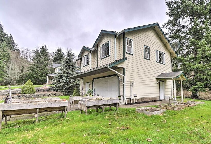 Central 4 Acre Cottage W/ Deck: Walk To Bay!