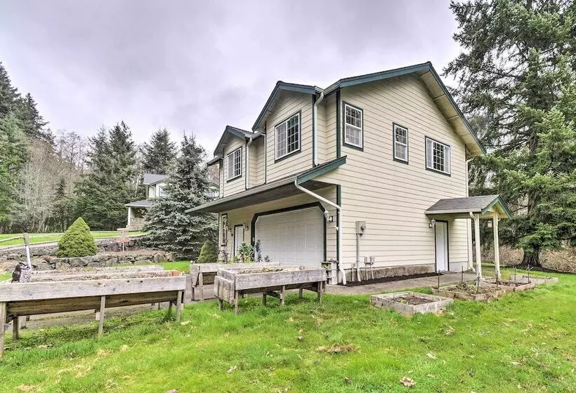 Central 4 Acre Cottage W/ Deck: Walk To Bay!