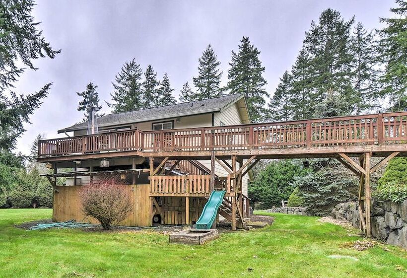Central 4 Acre Cottage W/ Deck: Walk To Bay!