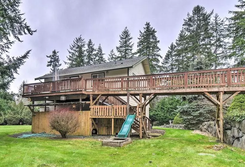 Central 4 Acre Cottage W/ Deck: Walk To Bay!