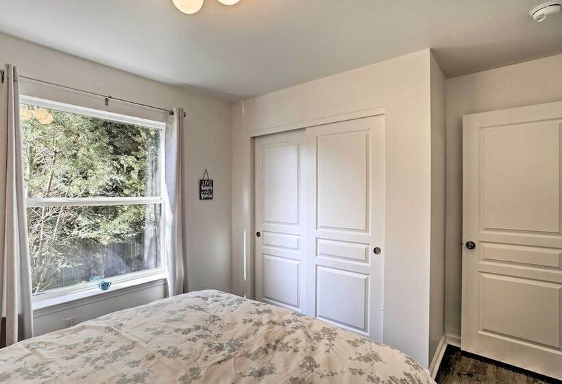 Centrally Located Mt Shasta Home W/ Deck!