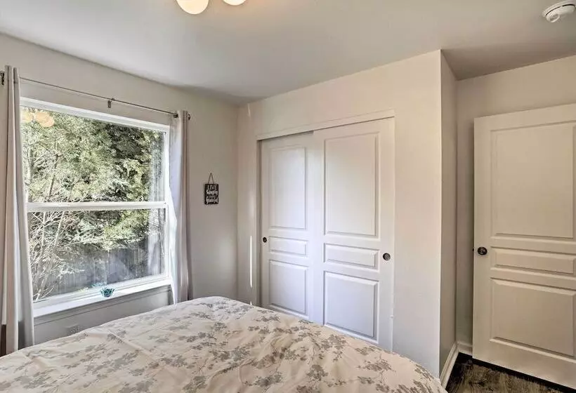 Centrally Located Mt Shasta Home W/ Deck!