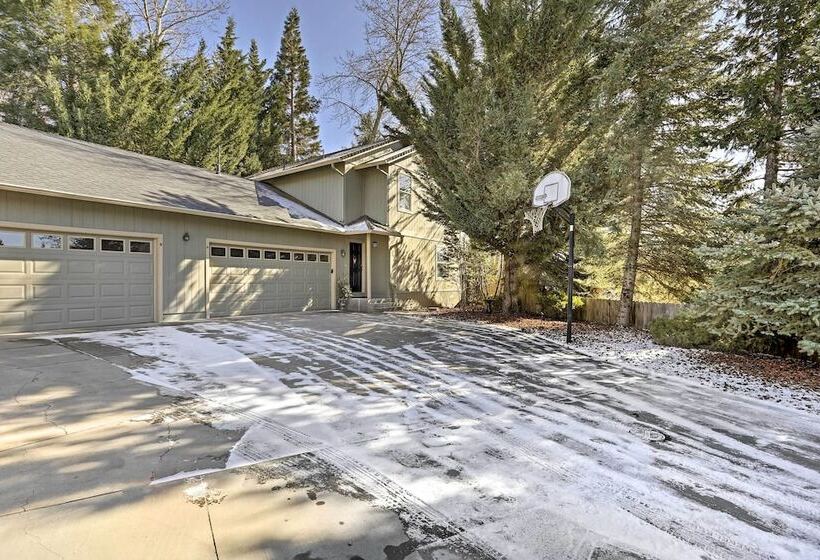 Centrally Located Mt Shasta Home W/ Deck!