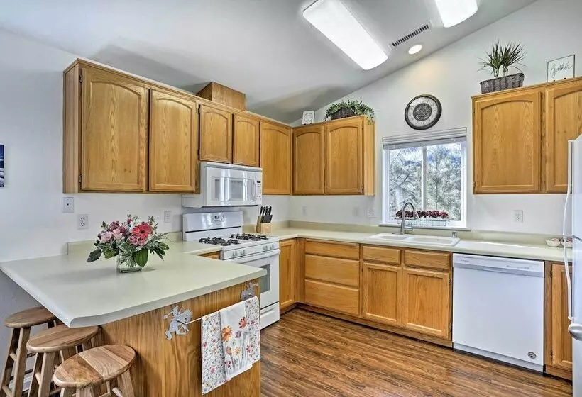 Centrally Located Mt Shasta Home W/ Deck!