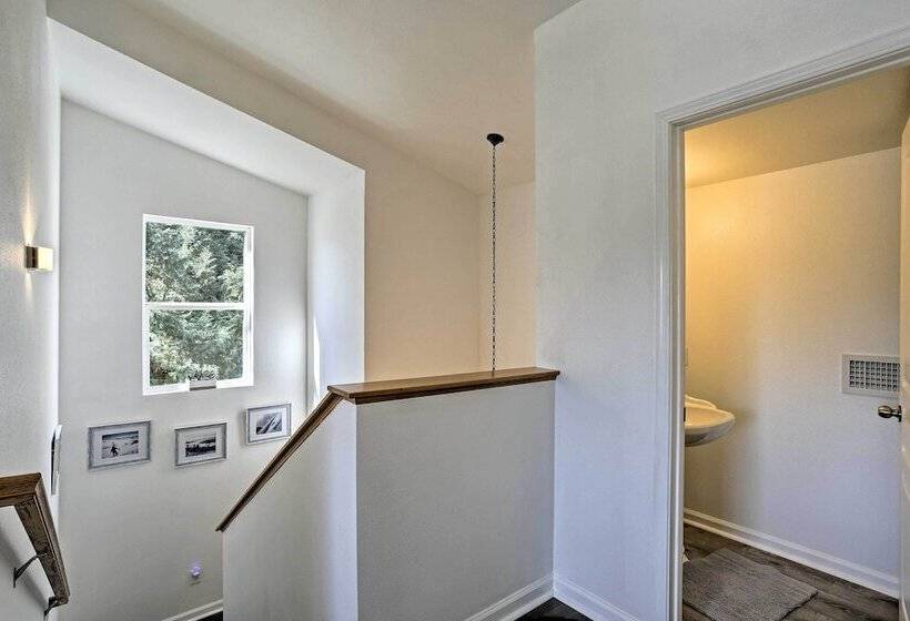 Centrally Located Mt Shasta Home W/ Deck!