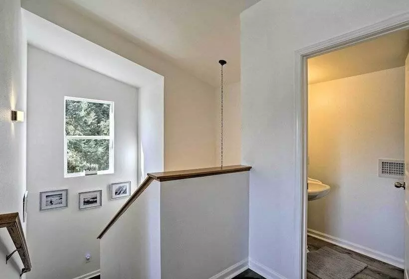 Centrally Located Mt Shasta Home W/ Deck!