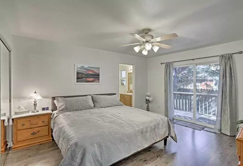 Centrally Located Mt Shasta Home W/ Deck!