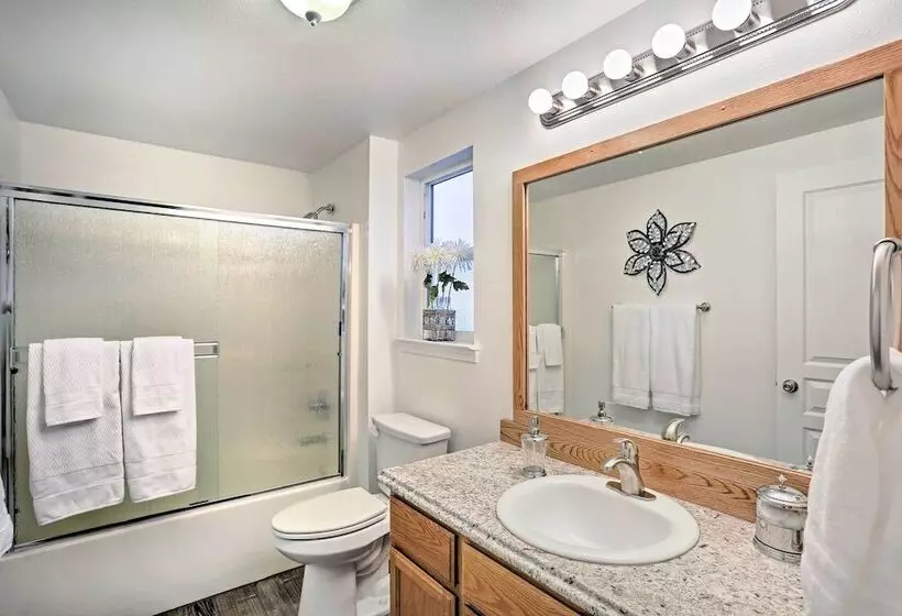 Centrally Located Mt Shasta Home W/ Deck!