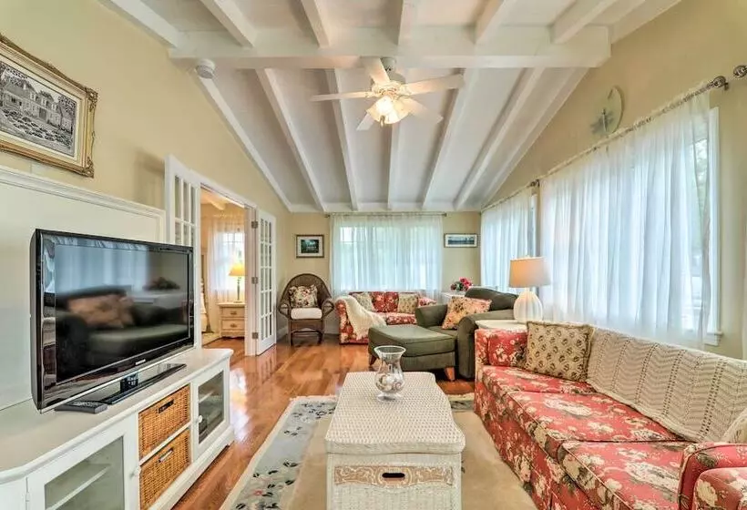 Charming Hyannis Cottage: 1 Mi To Beach!