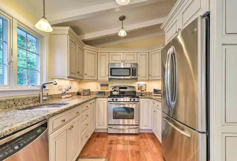 Charming Hyannis Cottage: 1 Mi To Beach!