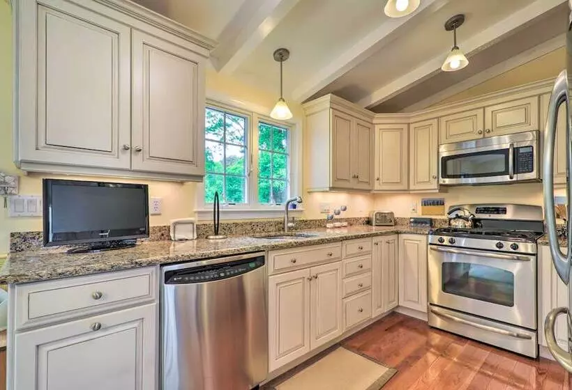 Charming Hyannis Cottage: 1 Mi To Beach!