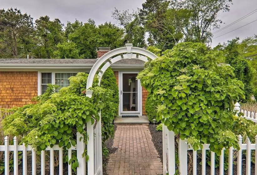Charming Hyannis Cottage: 1 Mi To Beach!