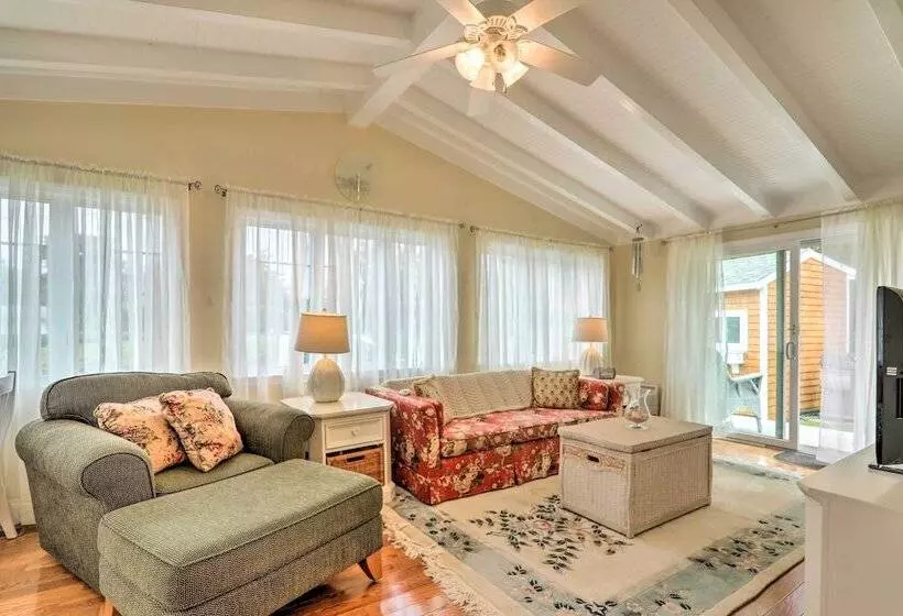 Charming Hyannis Cottage: 1 Mi To Beach!